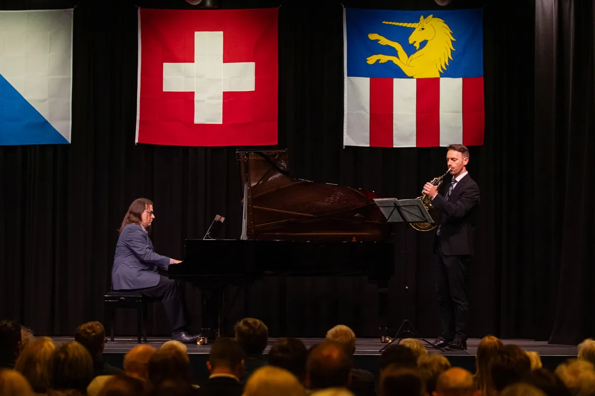 Zwei Männer musizieren auf einer Bühne.